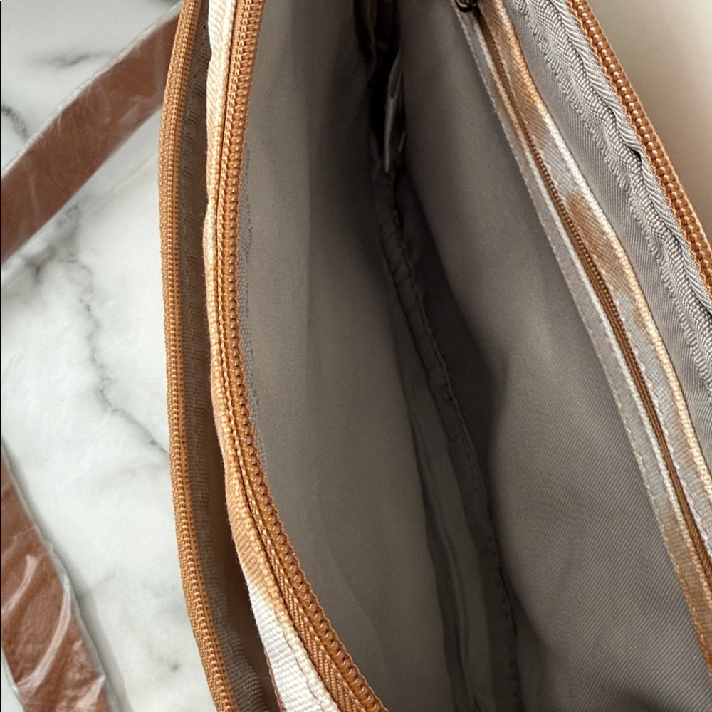 NWT Thirty-One All Zipped Up Crossbody Purse in the fawn tie-dye pattern - Picture 4 of 7